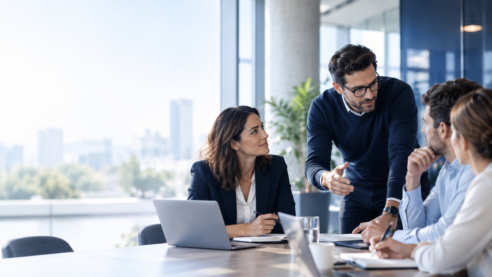 Un échange de travail autour d’un projet, dans un bureau lumineux.